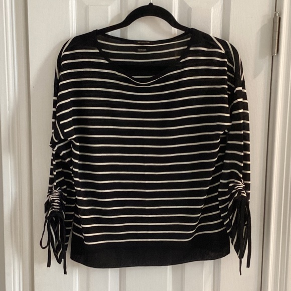 Massimo Dutti Tops - NWOT Massimo Dutti Black & White Striped Top w/ Unique Sleeves That Adjust & Tie